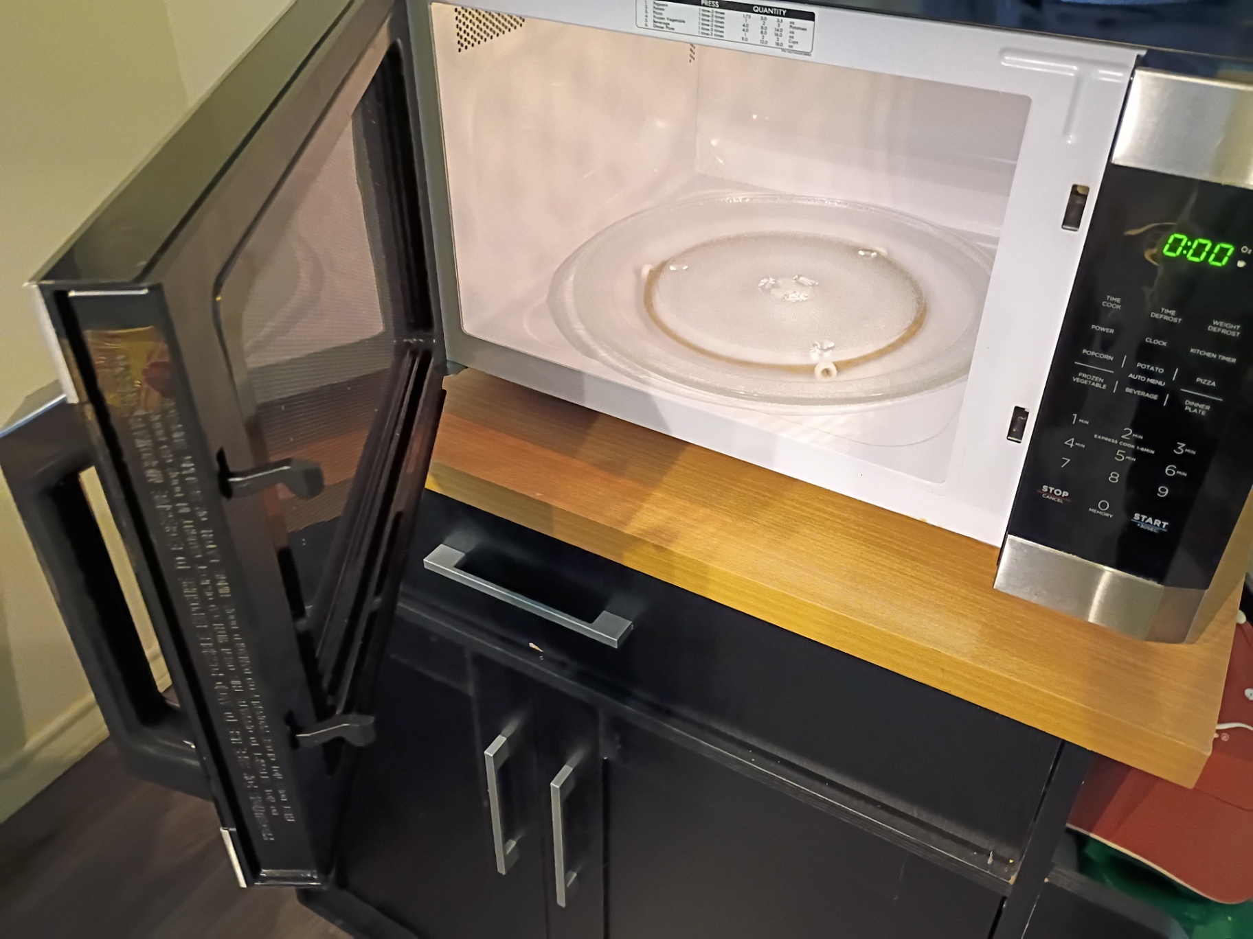 Microwave after cleaning by Nelly Cleaning Service